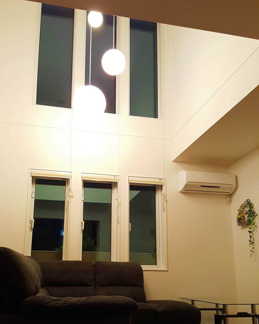koyukkuma 一条工務店さんのインスタグラム写真 - (koyukkuma 一条工務店Instagram)「• • 夜のリビング。 • ちなみに1階のダウンライト消してオプション照明だけ点けると、こんな感じ！ • これが夜の来客スタイル。 ……ほぼ出番なし😂😂 • この照明、めーっちゃ明るいの！ 明るさ調節できないの！ • この高さにまぶしい照明があると、2階の寝室の扉がちょうど目の前で、明かりが入ってきやすくて…… • 真っ暗にして寝てる我が家としては明るくて眠れませーん💦💦 • #一条工務店#アイスマート#ismart#マイホーム#注文住宅#シンプル#インテリア#リビング#吹き抜け#3枚窓#照明#飾り#オプションなのに#出番なし#kaumo」5月27日 0時34分 - kumasan_ismart