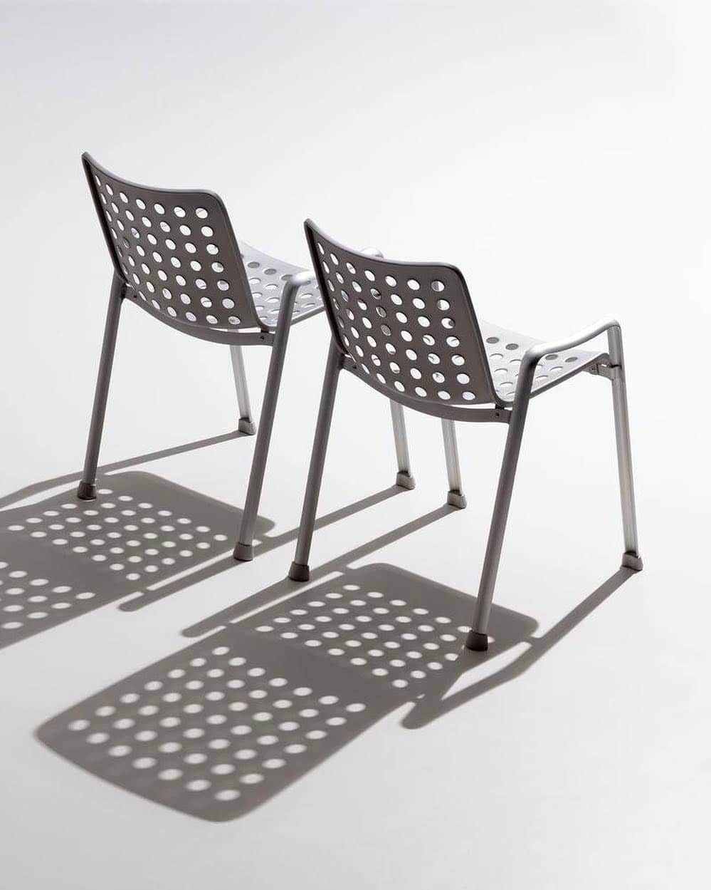 Vitra Japanさんのインスタグラム写真 - (Vitra JapanInstagram)「影までも美しい、ランディ チェア。  スイス人デザイナー、ハンス・コレーにより、1939年のスイス国際博覧会の屋外用の椅子としてデザインされた「ランデイ チェア」。彼は、歴史上初めてアルミニウムを用いた柔軟で立体的なシートシェルを生み出しました。さらにシートシェルに91 個のパンチ穴を開けることで特徴的な外観と軽量化を実現。自立したシートシェルがフレームの上に乗る特徴的な構造原理は、後にチャールズ＆レイ・イームズによって体系化され、その後家具デザインの原則として定着しました。  #vitra #landichair #landi #swissdesign #design #swiss #hanscoray #outdoor #chair #outdoorchair #ヴィトラ #ランディ #ランディチェア #スイス #デザイン #スイスデザイン #ハンスコレー #椅子 #アウトドア #アウトドアチェア」5月26日 16時54分 - vitra_japan
