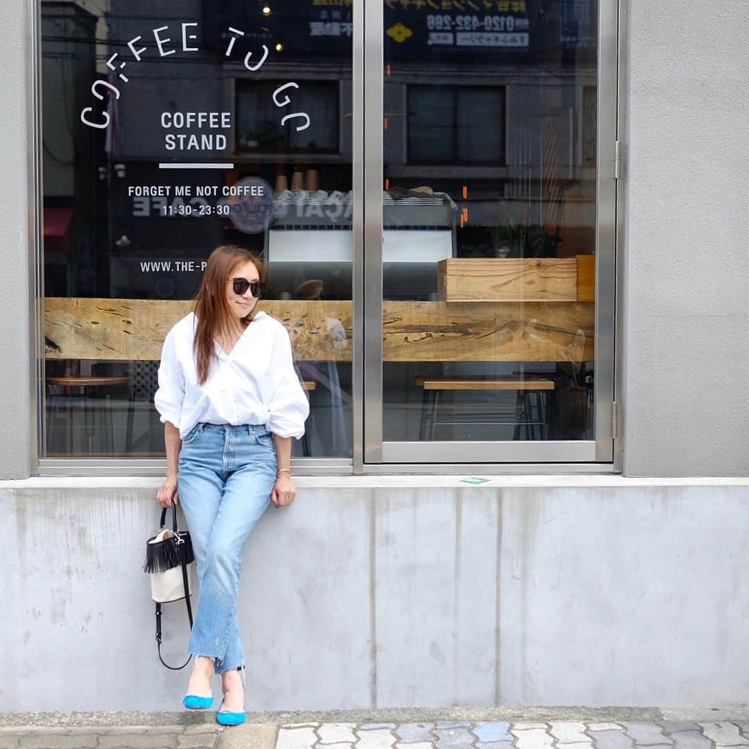 Keikooooooのインスタグラム：「先日の#coordinate 🌈 リラックスしたい日だったので、 白シャツにデニムにぺたんこ。一番落ち着きます。 着て行こうと思っていた服が、朝起きたら、そんな気分じゃなかった日。髪も巻かずに、ストレート。 そんな日もいいかな☺️ . ご質問多かったデニムの品番は、こちらです↓ #zara のハイライズリラックスフィットジーンズ6840/071/400です👖♡ʾʾ サイズ感は、ゆるめだったので、 1番小さいもの、34（7号）にしました。 . 色落ち具合が好きです。 . tops #hholic @hholickids denim #zara @zara shoes #gap @gap_jp  bag #ayako @ayako_tanaka_  #keityめし」