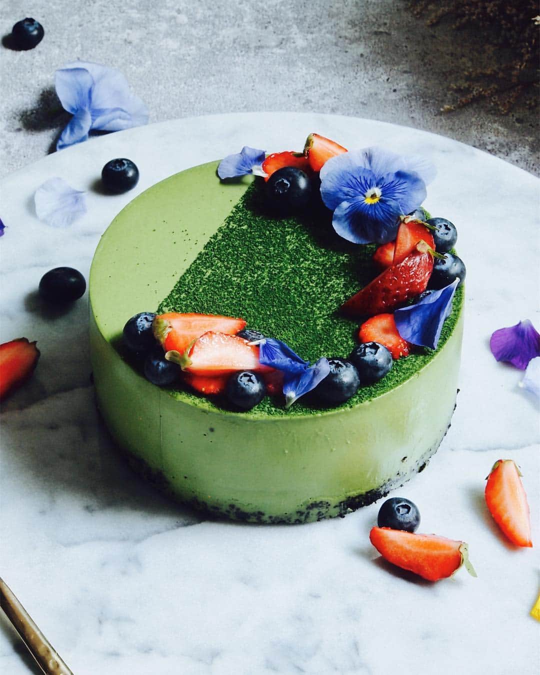 r i n aのインスタグラム：「No bake matcha cheese cake. . . 今期からELLE gourmet FOODIE'S CLUBの一員として活動させていただくことになりました。 名だたるメンバーの中で１人浮いてますが、楽しみながら頑張ります…！ 今月のお題は『アガるフード』。 私にとってのアガるフードは大好きな抹茶スイーツ💚ノーベイク抹茶チーズケーキを作りました。 抹茶は濃いめに甘さ控えめ、土台はオレオでほろ苦い抹茶と相性ばっちりです。 最後にエディブルフラワーをのせて、抹茶のグリーンをベースにフォトジェニックに仕上げです。 . . . @ellegourmetjp  #ellegourmet #フーディーズクラブ #mygreenvibes」
