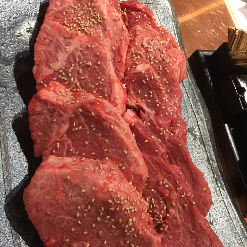 西岡剛さんのインスタグラム写真 - (西岡剛Instagram)「トレーニングの後はヒレ肉💪 大阪桐蔭高校野球部の１つ上の先輩🤣  #阪神タイガース #西岡剛 #中出庸介 #中出農園#大阪桐蔭#大阪桐蔭野球部」5月27日 19時40分 - tsuyoshinishioka_official