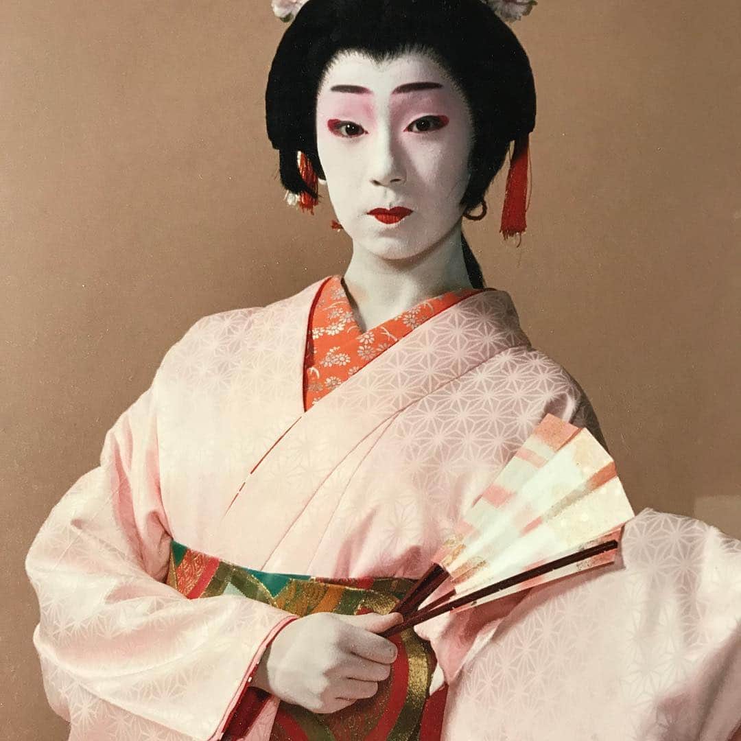 貴千碧のインスタグラム：「13歳の私笑  これこそ西も東もわからぬ未熟者である。  #日本舞踊 #発表会 #春の調べ#中学生#初しゃべ化粧#着物」