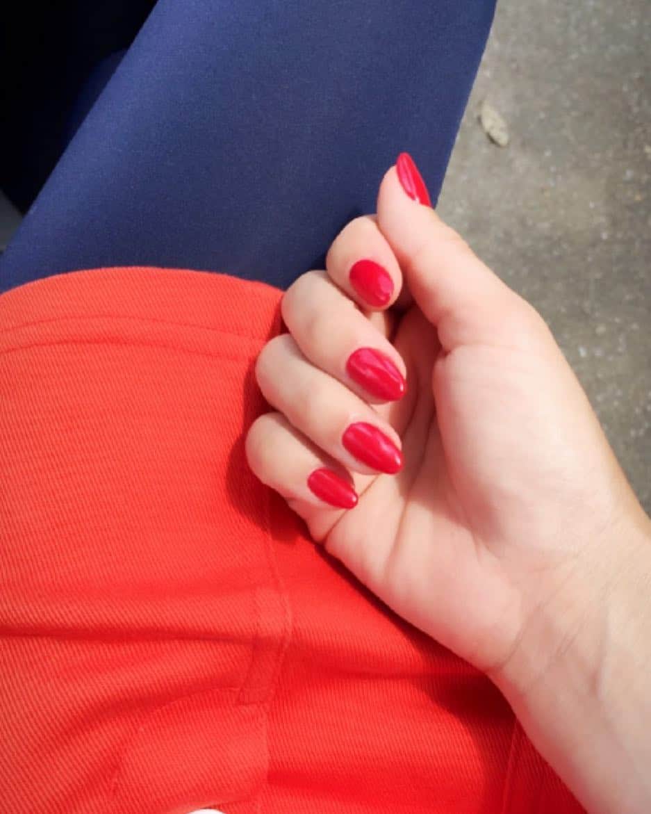 竹村真琴のインスタグラム：「今日はネイルと💅ウェア合わせてみた(^^) #ネイル #赤 #ゴルフ」