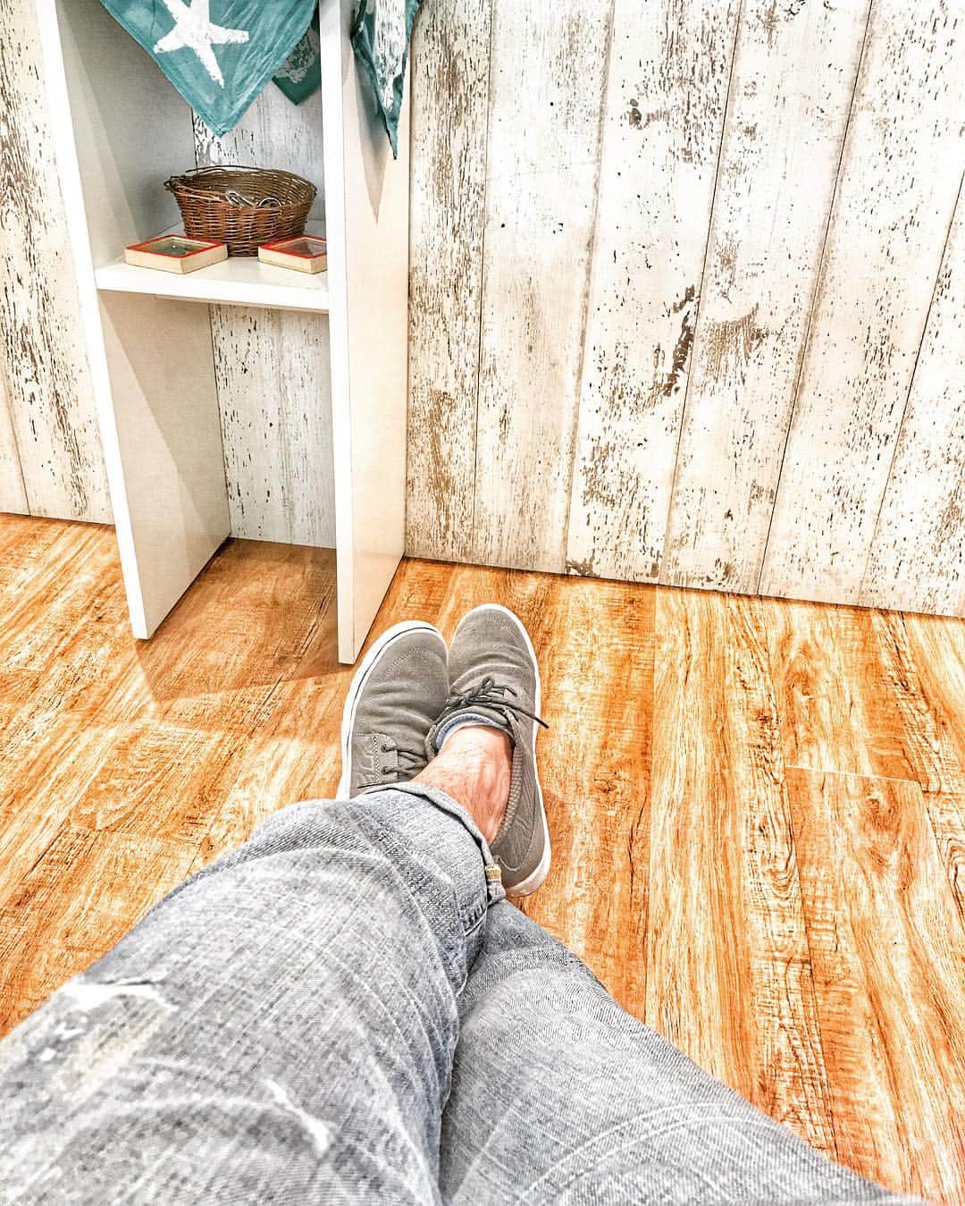 のインスタグラム：「娘の歯科医院へ付き添い🤙🏼 #歯医者 #待合室 #娘 #付き添い」