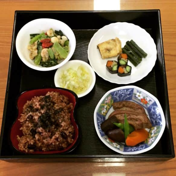 山田まりやさんのインスタグラム写真 - (山田まりやInstagram)「#秋田市文化会館 で#トークセミナー 1時間‼️無事に終わりもう帰りの飛行機です😃✈️✨ 約150人のお客様みなさま熱心に聞いて下さいましてありがとうございました🤣💛💛💛 私の後は(株)玄米酵素「エコロクッキングスクール」の指導講師でありミス・ユニバース・ジャパン2016 ビューティキャンプ講師・公式コーチも務めた加藤初美さん❣️ 6月に出版する本を一足先にプレゼントして下さいました😍✨ありがとうございま〜す❣️ #秋田自然食品センター さんが用意して下さった#酵素玄米 御膳が美味しかったぁ🤣😋✨ #秋田自然食品センター のオーナー様ありがとうございました💚💚💚 #秋田市文化会館 へは次回、 浜木綿子さん主演舞台『売らいでか！」で 7月23日に再びお邪魔しま〜す😆🎉✨」5月27日 17時58分 - mariya.yamada