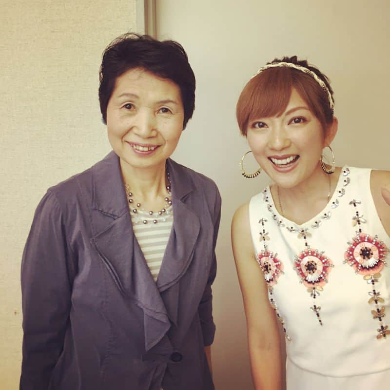 山田まりやさんのインスタグラム写真 - (山田まりやInstagram)「#秋田市文化会館 で#トークセミナー 1時間‼️無事に終わりもう帰りの飛行機です😃✈️✨ 約150人のお客様みなさま熱心に聞いて下さいましてありがとうございました🤣💛💛💛 私の後は(株)玄米酵素「エコロクッキングスクール」の指導講師でありミス・ユニバース・ジャパン2016 ビューティキャンプ講師・公式コーチも務めた加藤初美さん❣️ 6月に出版する本を一足先にプレゼントして下さいました😍✨ありがとうございま〜す❣️ #秋田自然食品センター さんが用意して下さった#酵素玄米 御膳が美味しかったぁ🤣😋✨ #秋田自然食品センター のオーナー様ありがとうございました💚💚💚 #秋田市文化会館 へは次回、 浜木綿子さん主演舞台『売らいでか！」で 7月23日に再びお邪魔しま〜す😆🎉✨」5月27日 17時58分 - mariya.yamada