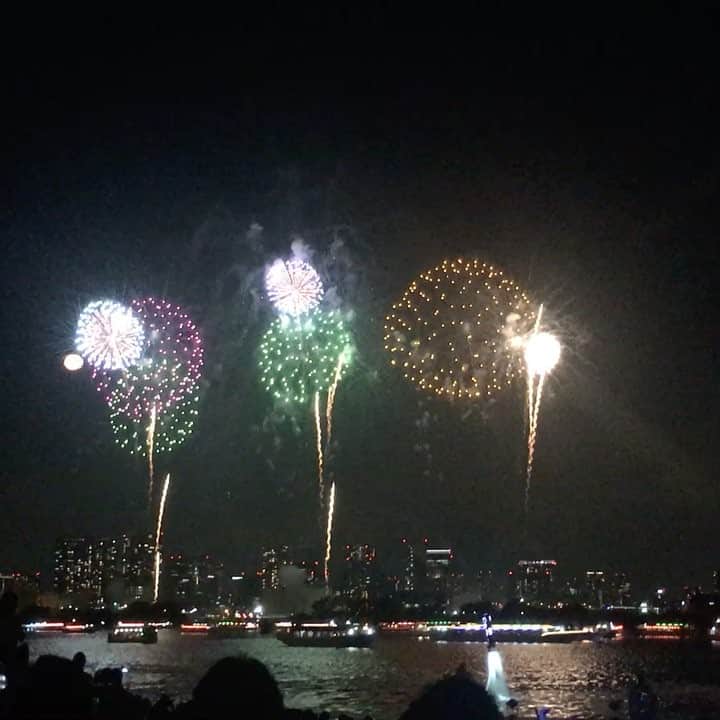 マシ・オカのインスタグラム：「And the beautiful fireworks over Tokyo Bay.」