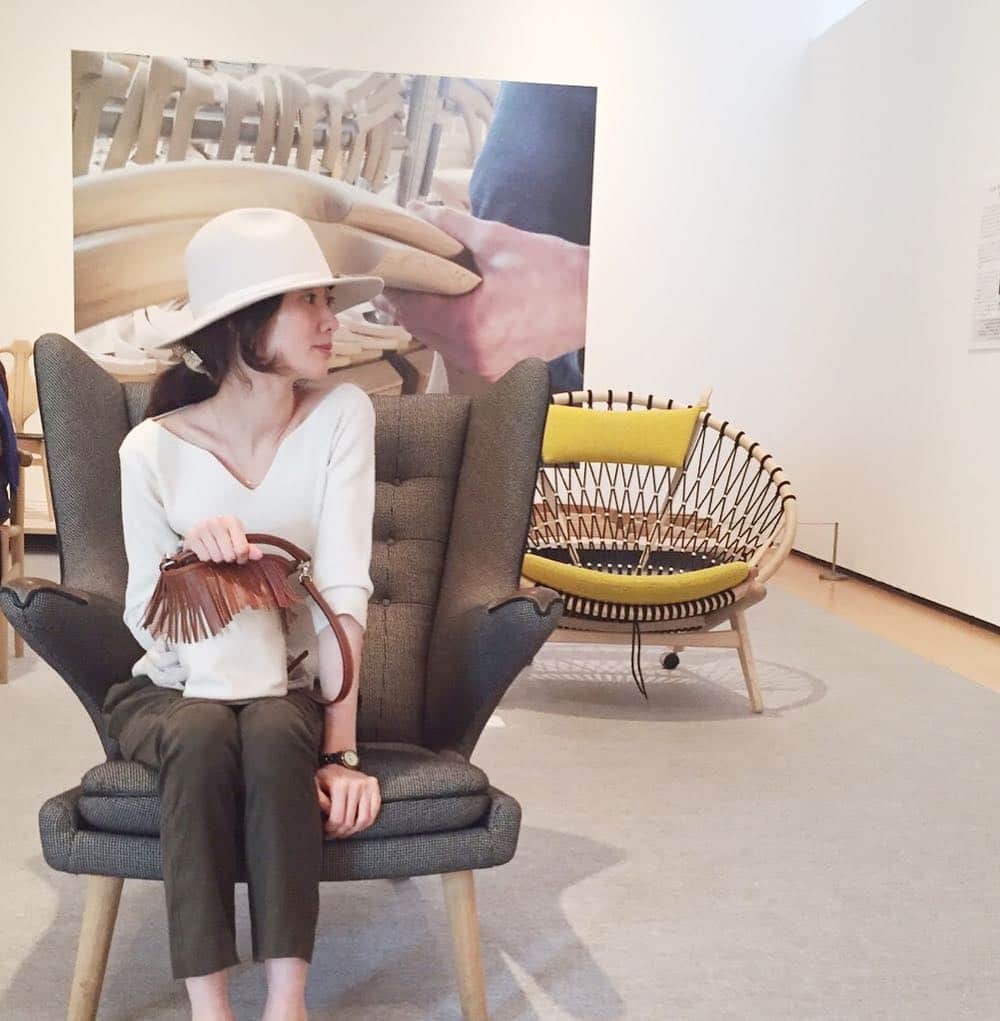 ともさかりえさんのインスタグラム写真 - (ともさかりえInstagram)「ブログに載せた写真。友達から、今日の服装が丸かぶり！と連絡が。好きなものってかぶるよねー。  tops #deuxiemeclasse  hat #ca4la  bag #ayako  #横須賀美術館」5月27日 21時22分 - rie_tomosaka_official