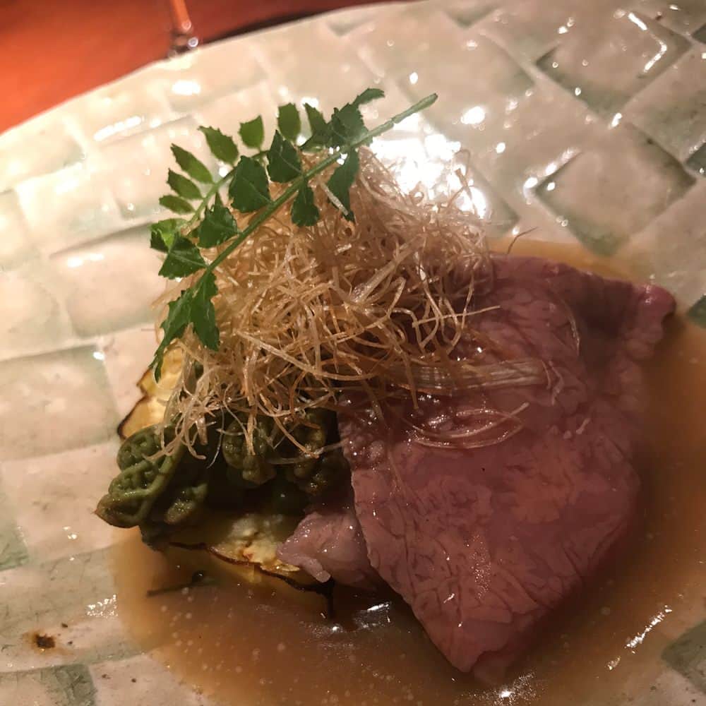崎山一葉さんのインスタグラム写真 - (崎山一葉Instagram)「東京🗼 早めの夕食を🍴 季節の味をしっかり楽しむことができて大満足💯  そして、足つぼマッサージでギューーーって めちゃくちゃ痛いところ押されてるなう。 ジンゾウ！て言ってる。」5月27日 22時26分 - kazuha_sakiyama