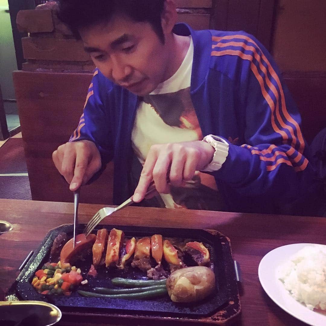 長田庄平のインスタグラム：「全日本コントファンクラブ終わり。 #コント #みんな面白い #ハンバーグを全部切り分けてから食べるタイプの人」