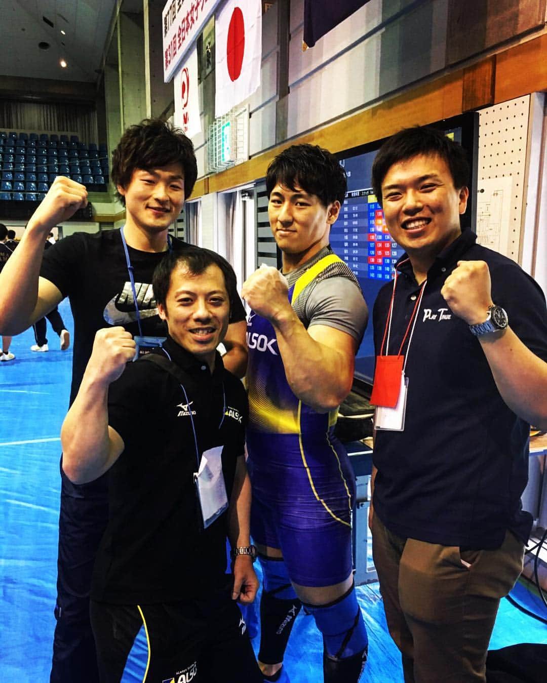 山本俊樹のインスタグラム：「全日本選手権 結果報告 85KG級出場  snatch競技 1st 143KG◯/2nd 150KG◯/3rd 158kgKG日本記録  clean  and jerk競技 1st 175KG◯/2nd 194KG◯/3rd 202KG◯日本記録  total 360KG 日本記録  写真:セコンド陣との一枚  #weightlifting #snatch #cleanandjerk #deadlift #nikeromaleos2 #山本俊樹 #山田政晴 #松下弘樹 #越智翼」