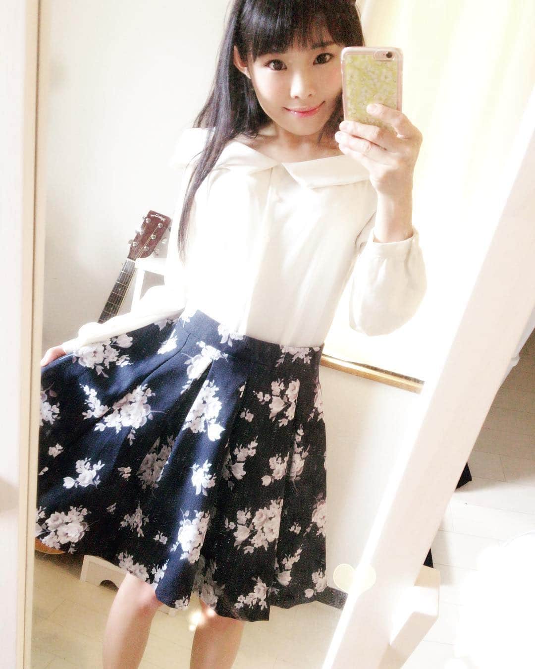 初芽りな 初芽里奈さんのインスタグラム写真 - (初芽里奈Instagram)「暑くなってきましたねっ🍧✨ 白いトップスと膝丈のスカート💕  たぶん足元は6センチヒールくらいのパンプス👠 普段着がずっとこんなテイストで落ち着くからつい似たものを着てしまいがちです💦 パーカーとかT ...