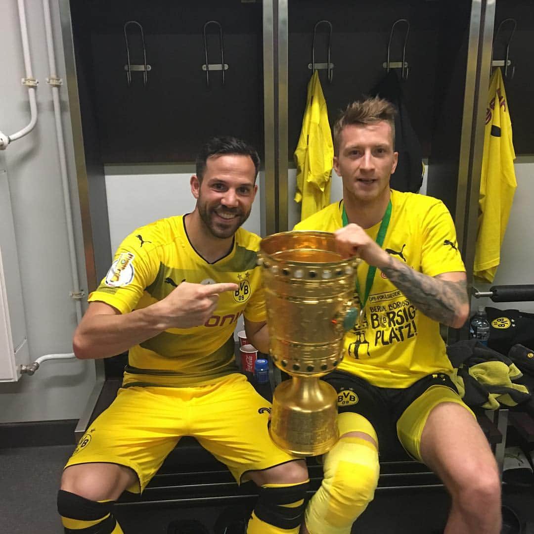 ゴンサロ・カストロのインスタグラム：「🏆 #dfbpokal #bvb09 #endlich」