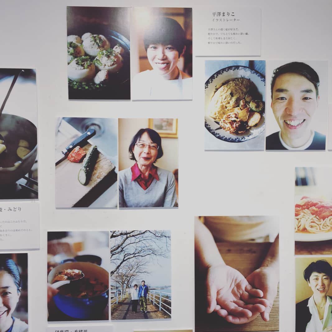 浜島直子さんのインスタグラム写真 - (浜島直子Instagram)「昨日は家族みんなで、わかなさんの新刊「人と料理」のパネル展＆ブックフェアへ。 サインをお願いしたら、「えーっと、…阿部さま、はまじさま、かな？阿部はまじさま、かな？えーっと…」と考えているところをパチリ。このポニョみたいな顔から、みんなについつい愛されちゃうキャラというのが伝わるでしょうか（笑）😂❤️ MOREで連載していた「居酒屋はまじ」もずっとわかなさんが撮ってくれていたのですが、わかなさんの撮る料理はいつもそこから湯気が顔にあたり、舌の上で溶け、はたまたシャキシャキと歯ごたえを感じ、とにかく料理が生き生きと、「美味しく味わってもらう」ことに喜びを感じているように見えるのです。 今回はそんな料理を作る「人」も、これまたわかなさんの手によってなんとも言えない生き生きとした表情を切り取られているのがとてもとても新鮮で素敵です✨ (いつも不思議に思うのは、わかなさんに写真を撮られると気取った顔が作れない！) わかなさんらしい湿度と温度を感じる写真と、優しさでしかない、柔らかな心地の良い文章。うふふ。宝物がまたひとつ増えちゃったなぁ。 わかなさん、あらためて、出版おめでとう！  #馬場わかな #人と料理 #神楽坂かもめブックス #28日までやってます #4枚目の写真は #子供たちにアンパンマンを読んでるところを #いつの間にかわかなさんが撮ってくれました #ありがとう！😊」5月28日 8時47分 - hamaji_0912