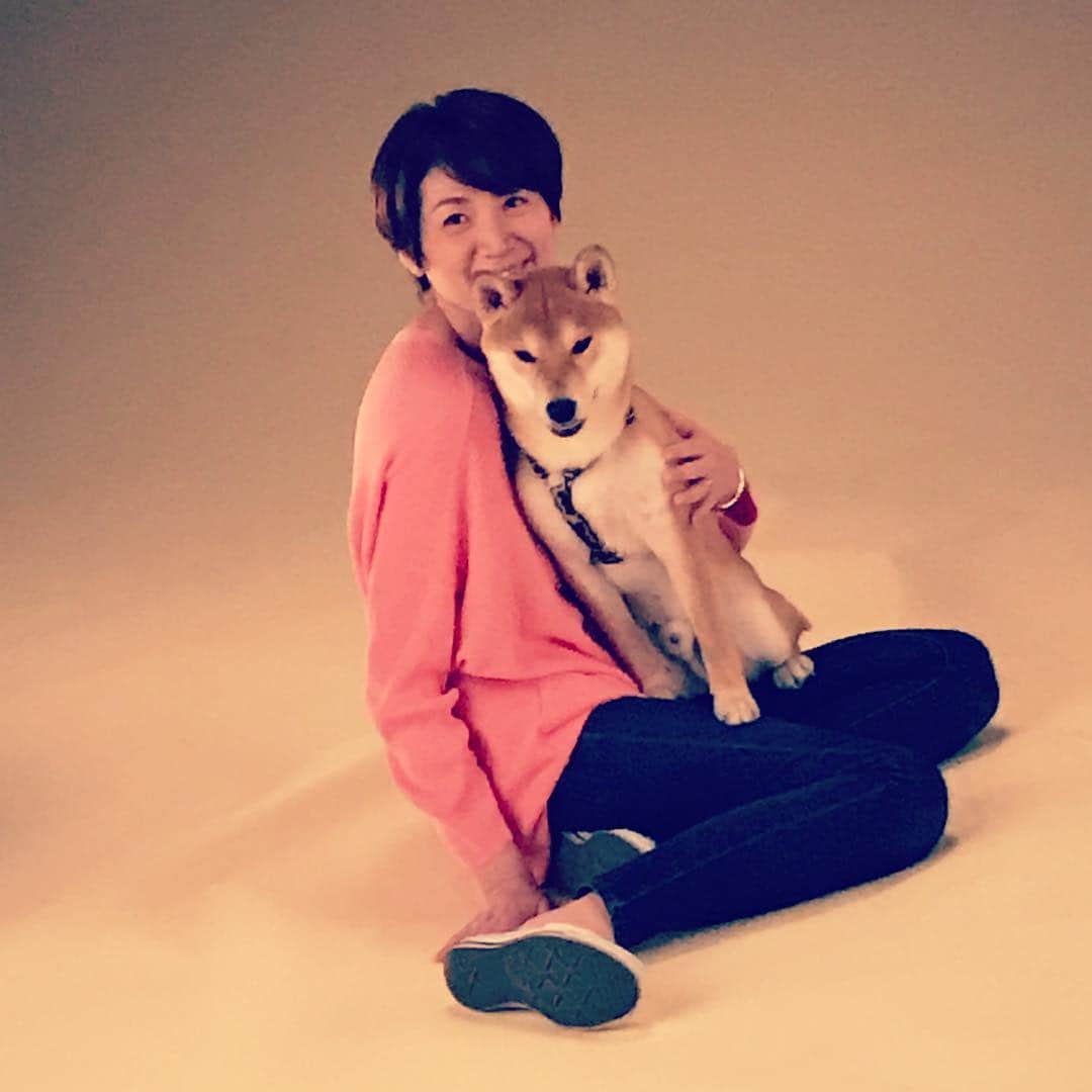 高橋みゆきのインスタグラム：「明日発売✨週刊現代📰人生の相棒🐶💕 ぜひ❣️ #週刊現代 #発売 #クラ吉 #人生の相棒 #撮影のクラ吉 #最高にお利口さんでした #愛犬 #柴犬 #1歳 #オス #いっぱい写真撮ったの #全部欲しい #笑」