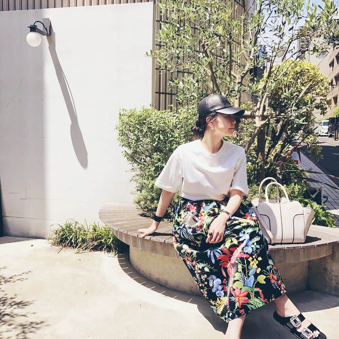 知花くららさんのインスタグラム写真 - (知花くららInstagram)「やることはいっぱいだけど ハッピーだ  #短歌な日曜です#青空見えてる#るんるん#haveanicesunday #galleryvie #rochas #rogervivier #hermes #tods @rochasofficial @rogervivier @tods」5月28日 11時53分 - chibanakurara.official