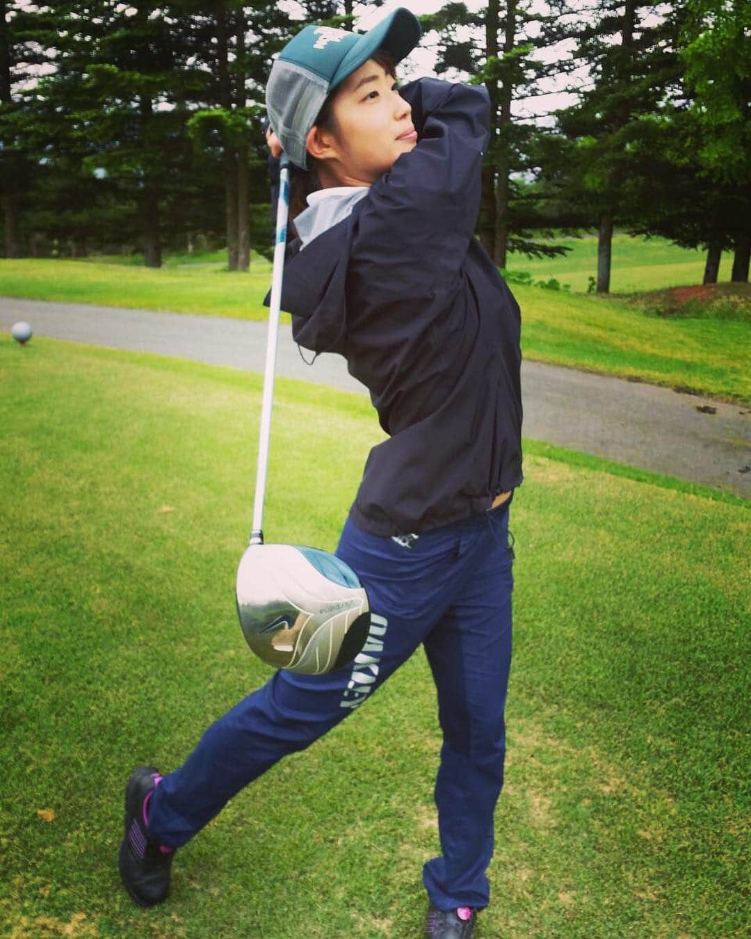 岩渕香里さんのインスタグラム写真 - (岩渕香里Instagram)「去年の10月以来、7ヶ月ぶりのゴルフでした！  カッコよく見えるフォーム作って撮ってもらったからリアルとの差がすごいです😂 こんな最後振り切れてない😂  スコアが伸びれば楽しいけど、ゴルフとは難しいものですね。」5月28日 12時42分 - i_am_kaoriiwabuchi