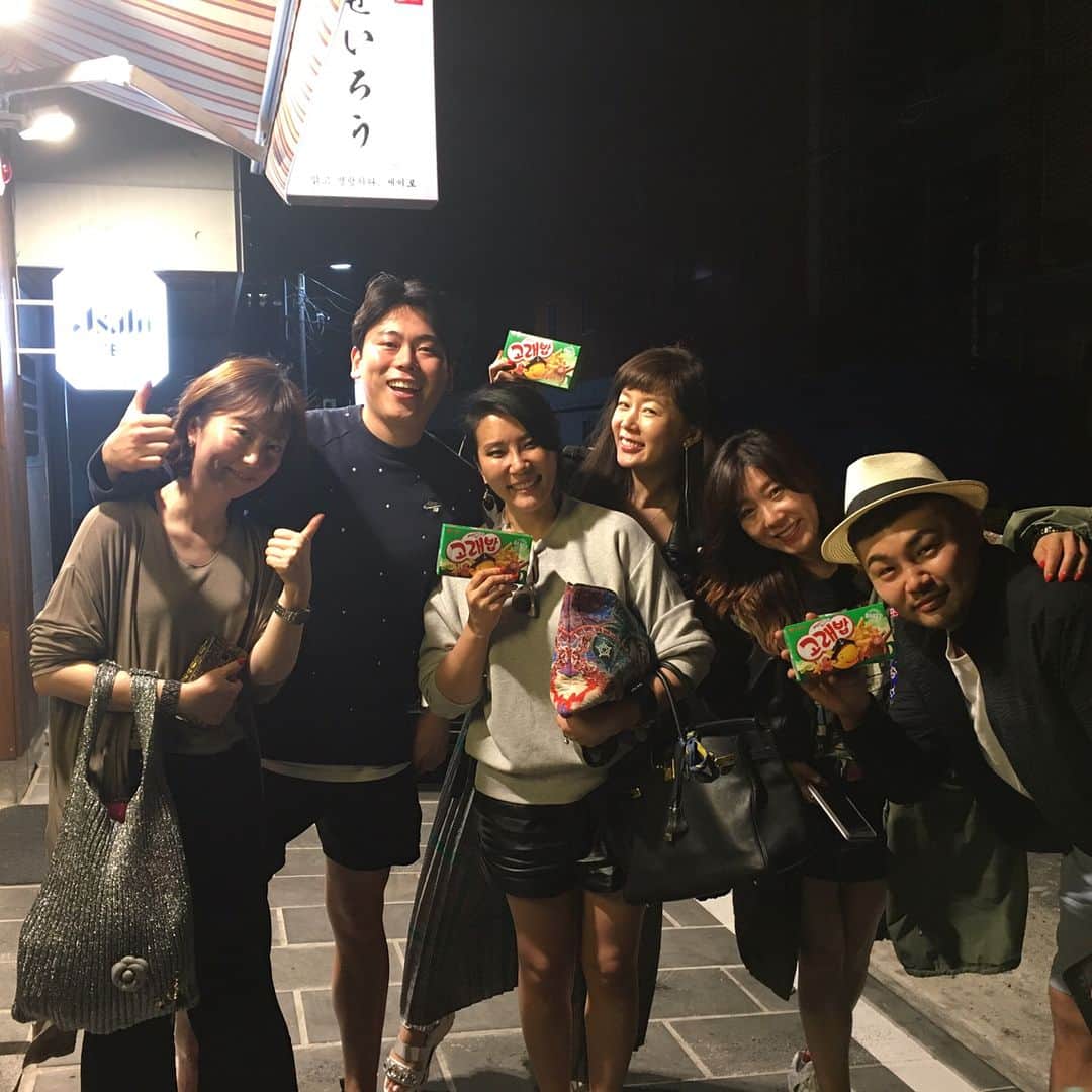 アン・ソニョンさんのインスタグラム写真 - (アン・ソニョンInstagram)「광안리에 작고 귀여운 오너쉐프레스토랑들이 많이 생겼는데.. 요기 괜츈한듯.  #세이로  #광안리 #이자까야 부산인데 물고기 말고 고기만 있다고 투덜댔더니 #고래밥 사다주는 귀요미 사장님 👍 #안선영추천맛집」5月28日 22時38分 - anney_an_love