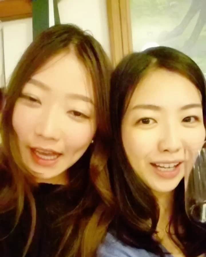 CRAZY COCOのインスタグラム：「This is when we got 2 free bottles of Red wine 😂 5days multi sector flight with my flatmate ❤️ It couldn't get any better 😘🎶 @yuu1108ri !!!!!! ルームメイトとドバイ→ミラノ→ニューヨークの長旅フライト一緒とか最高か。 べろべろなってホテルの廊下で寝ようとするやつ。 きったねーぞ？公共の床。  #flatmates#roomie#japanese#flight#mxp#jfk#italy#milano#milan#usa#newyork#nyc#wine#pizza#cheese#fat#フラットメイト#フライト#ミラノ#ニューヨーク#酒飲み#クルー全員ええやつ#ぬのやまさん#さかいさんといのうえさんは#全力で阻止する#廊下で転がりまくったルームメイトは翌朝摩擦で皮膚すれてた#やのにダメージジーンズのダメージエリアがちょうど擦れた部分にこすれてた#あほやろ」