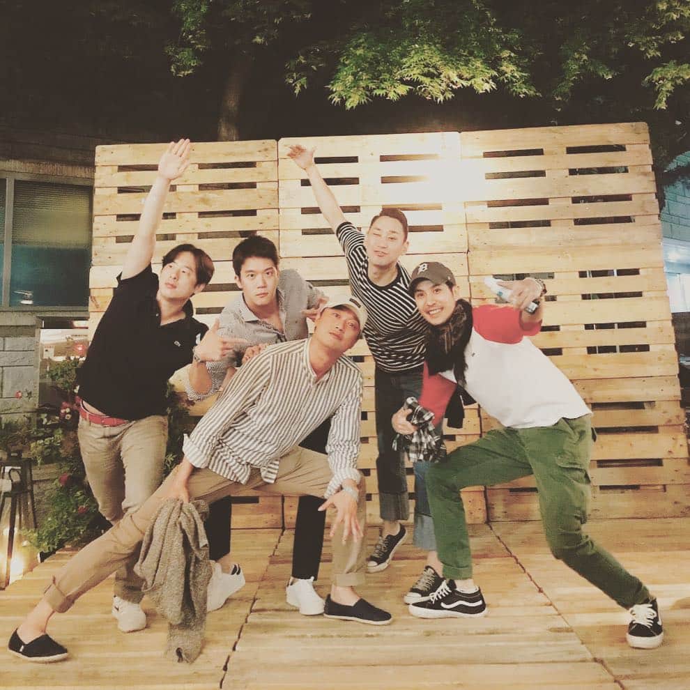 キム・ジソクのインスタグラム：「아이돌포즈 한다고한건데.. 😭 그래도 뭔가 따뜻했던 밤🎷🎻🥁🎶」