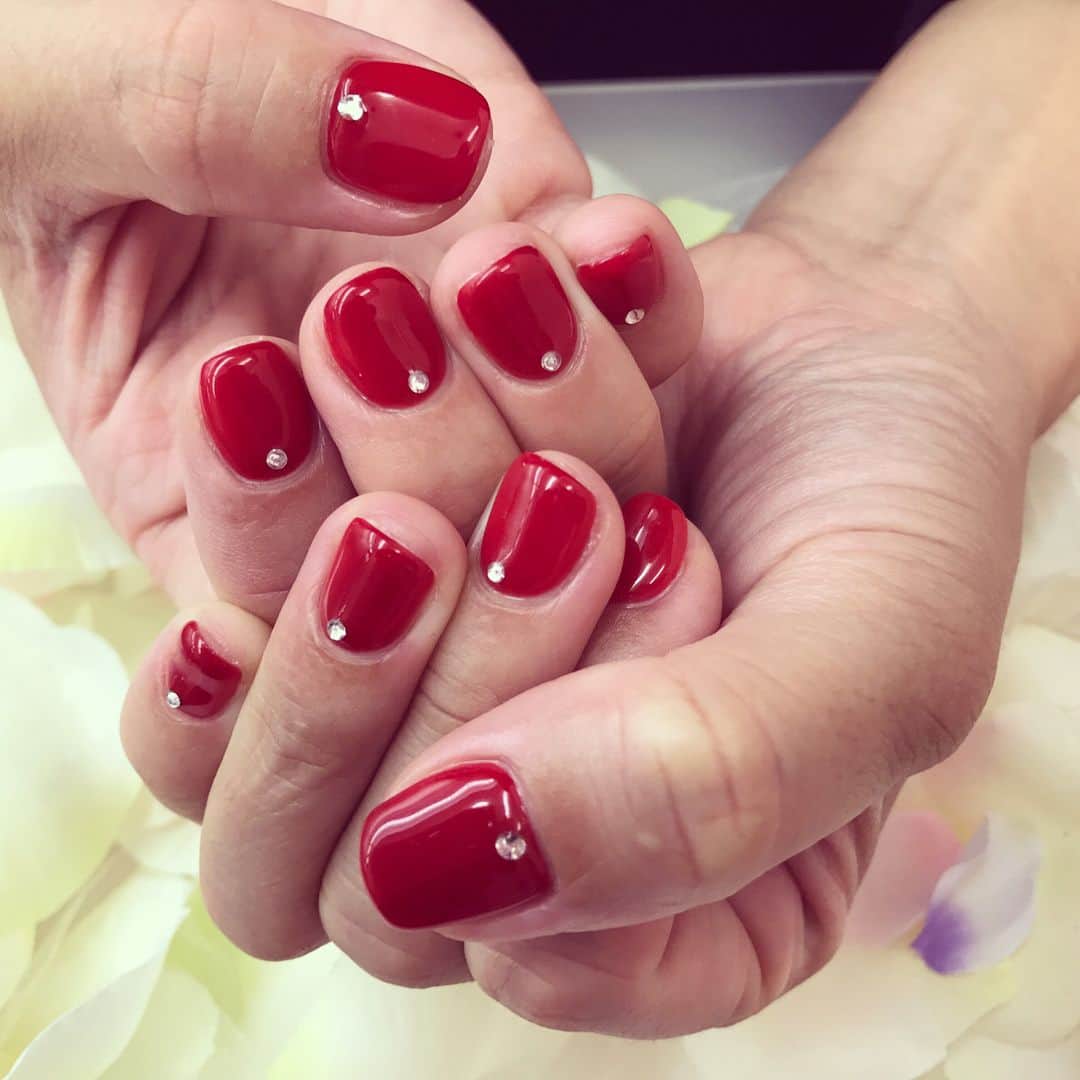 木村真野のインスタグラム：「ネイルサロンチャーミーさんでネイルしてもらいました💅😘 #mayasaya #まやさや #nail #charmmy #nailsalon #tokyo #三軒茶屋 #駅近 #徒歩1分 #早い #丁寧 #ネイルサロン #チャーミー #カラー豊富 #DVD は #千と千尋の神隠し #ありがとう #thankyou #love #happyday #gold #red #赤い爪 #金色の爪」