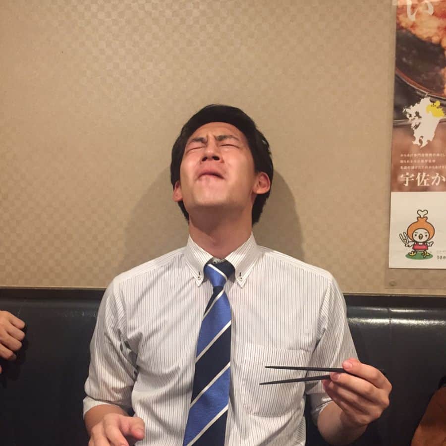 藤井弘輝(ふじいこうき) さんのインスタグラム写真 - (藤井弘輝(ふじいこうき) Instagram)「昨日の試合の帰り先輩方と打ち上げ。 #Bリーグ #生田さん #大村さん #バスケのルールクイズ #2人が表すものはなんでしょう #ヒントは昨日の試合で実際に審判がコールしています！ #２枚目は熱々の唐揚げを一気に頬張った大村さん」5月28日 15時07分 - fujii_koki_cx