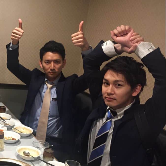 藤井弘輝(ふじいこうき) さんのインスタグラム写真 - (藤井弘輝(ふじいこうき) Instagram)「昨日の試合の帰り先輩方と打ち上げ。 #Bリーグ #生田さん #大村さん #バスケのルールクイズ #2人が表すものはなんでしょう #ヒントは昨日の試合で実際に審判がコールしています！ #２枚目は熱々の唐揚げを一気に頬張った大村さん」5月28日 15時07分 - fujii_koki_cx