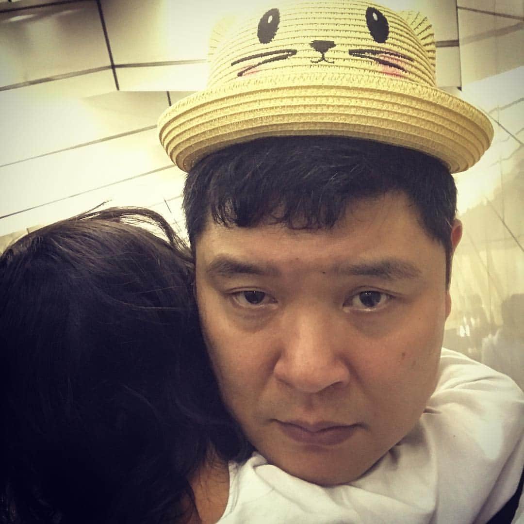 竹井亮介さんのインスタグラム写真 - (竹井亮介Instagram)「長女が寝てしまったので、落としがちな彼女の帽子を被っております。 #スタンプラリー中」5月28日 16時39分 - takeiryosuke