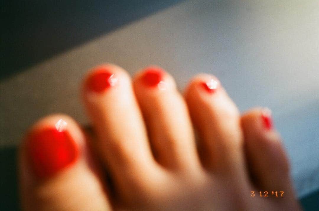 杉咲花のインスタグラム：「赤い爪  すき ♦️♦️」