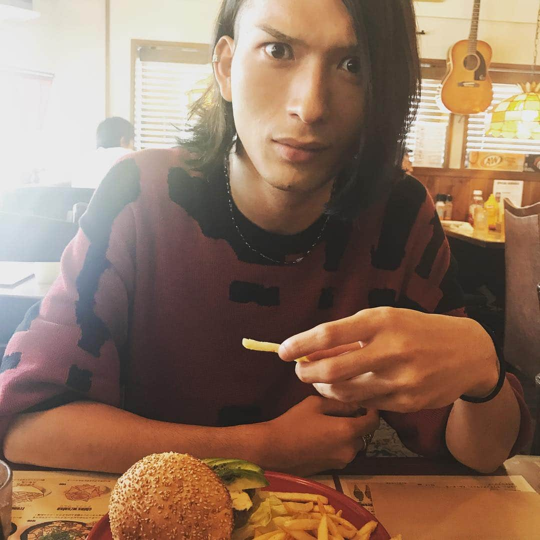 あきらかにあきらさんのインスタグラム写真 - (あきらかにあきらInstagram)「そういえば昨日、イケメンとバーガー食べたヨ。  #しげは繁じゃなくて重 #のぶは信じゃなくて伸」5月28日 18時02分 - akrknakr