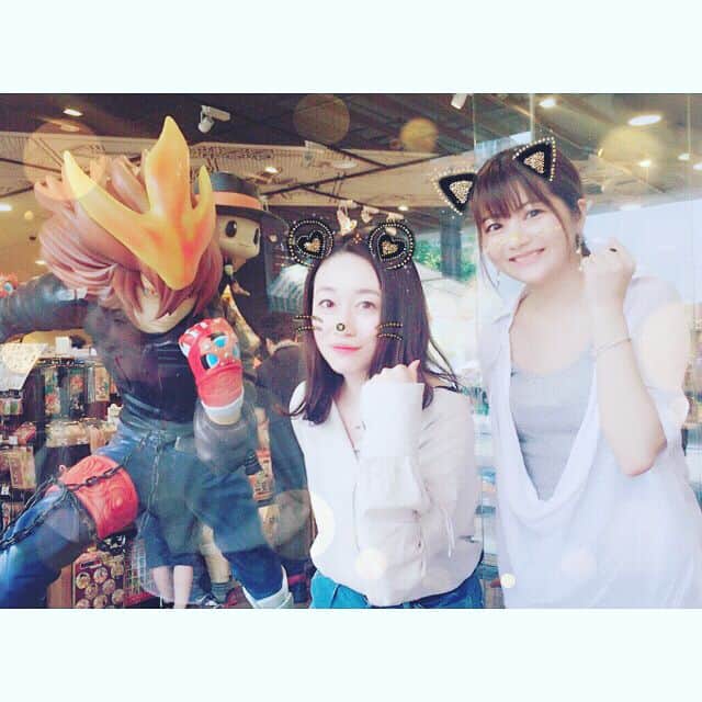 國分優香里のインスタグラム：「✴︎ エルドライブ×ボンゴレフェスタ2017(JUMP SHOP 東京ドームシティ店)に、 クローム役のあけちゃんと行って来ました☠️🍍🎶 ✴︎ リボーンとエルドライブのグッズが盛り沢山でとても素敵空間でしたよ😍 ✴︎ シアターで映像を見て、懐かしくなって胸と目頭が熱くなりました🔥 ✴︎ リボーンとザンザスの銃を借りて、ゲームもしてきました❗️ あけちゃん上手だった…😲✨（勿論私はダメダメ🌀笑） ✴︎ 会場で声をかけて下さったお姉様方からツナのグッズも頂いてしまいました…😢✨ ✴︎ お気遣い、本当に本当にありがとうございました❗️（ツナとの3ショットも撮って下さって…感謝してもしきれない😭✨） ✴︎ ✴︎ 3大コラボイベントなので、2弾3弾も今から楽しみですね💕 ✴︎ 2017年は暑い夏になりそうだ…‼️😡🔥 ✴︎ ✴︎ ✴︎ #ボンゴレフェスタ #家庭教師ヒットマンreborn #アニメ #ジャンプショップ #イベント #沢田綱吉 #明坂聡美 #週刊少年ジャンプ #声優 #生徒証の存在をイベント終了2日前の夜に知り急に声をかけたのに一緒してくれたあけちゃんの愛に涙…」