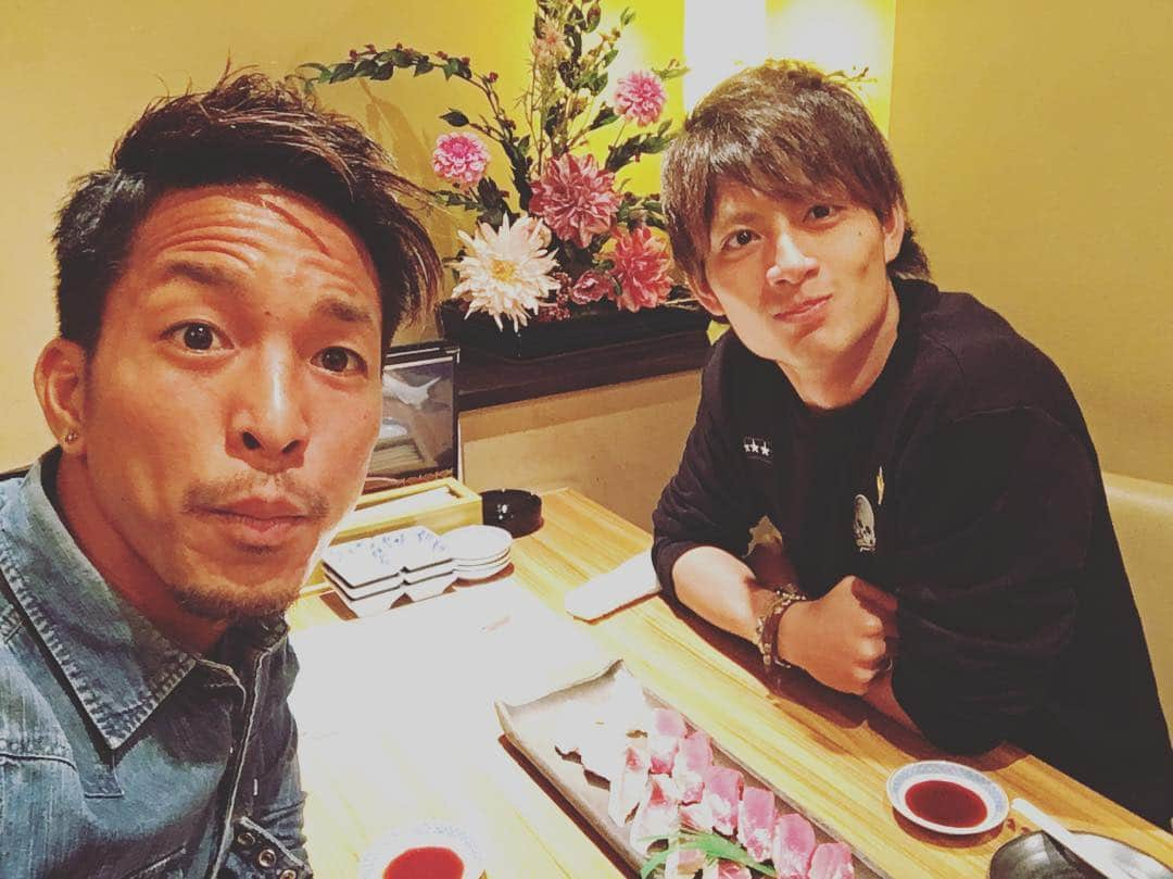 田口泰士のインスタグラム：「昨日も勝ったからご褒美な！ イケメンクソガキ宮原と😎 お寿司食べましょうねー🍣 しゃ！！」