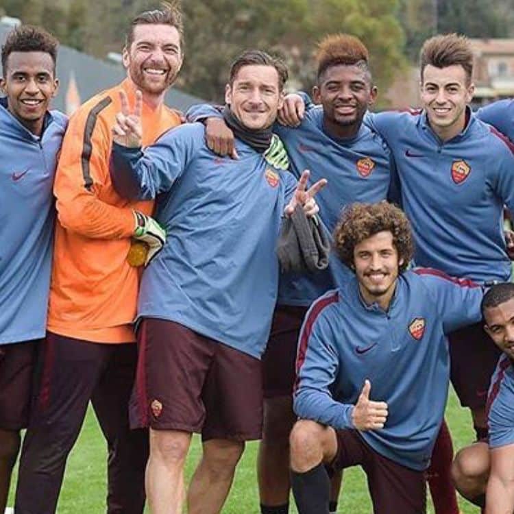 サリフ・ウチャンのインスタグラム：「Oggi una leggenda  lascia il calcio. Io ho capito il perché di  questo  tanto rispetto verso di Lui ,convivendo questa realtà  insieme a lui. Ti ringrazio per tutto , il Grande Capitano! #TottiDay #ThanksTotti Bugün bir efsane futbola veda etti. Gerçek bir efsane. Roma’da geçirdiğim 2 sezonda ona neden bu kadar saygı duyulduğunu yaşayarak gördüm.  Herşey için teşekkürler büyük Kaptan!」