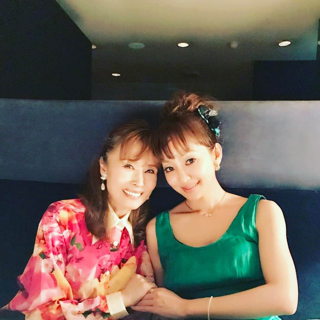 神田うのさんのインスタグラム写真 - (神田うのInstagram)「#大好きな  #小柳ルミ子 さん💕に #バッタリ  #お会いしました😊 # 久々の再会  #嬉しかった です💕 神田うの #unokanda  #南青山 #中華」5月29日 5時55分 - unokandaofficial