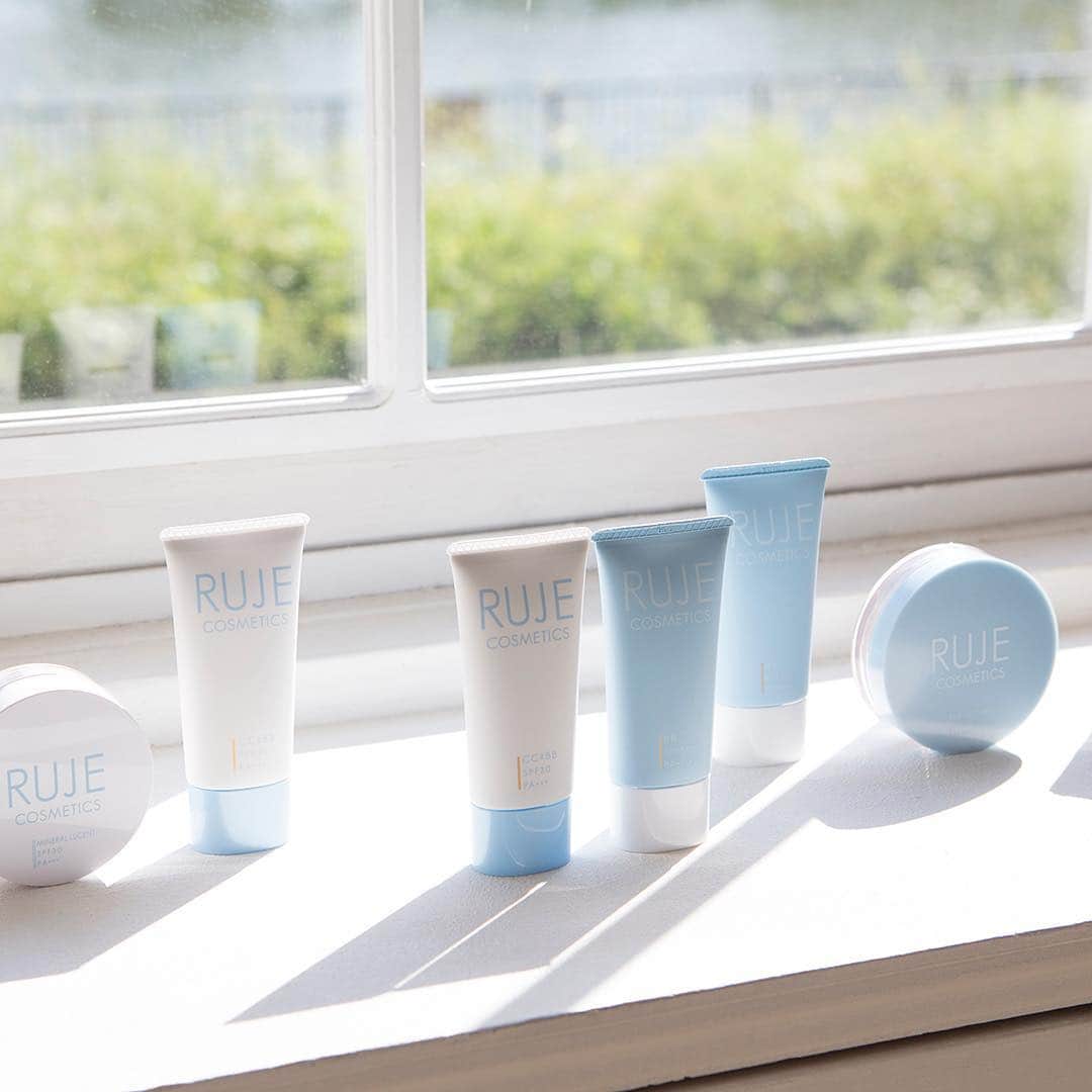 RUJE COSMETICSのインスタグラム：「【UV protection】 #RUJE は肌に優しいのに紫外線をしっかりガード。 手や足の甲にもパウダーをささっとはたいて出掛けよう♪ ⠀⠀ ✔︎ SPF50+ PA++++ 青ルジェ BBジェルクリーム ✔︎ SPF50 PA+++ 青ルジェ ミネラルフェイスパウダー ✔︎ 乾燥が気になる方には乾燥も防ぐ白のルジェを ⠀⠀ #ルジェ #sunshine #beach #fitgirl #美肌 #BBクリーム #ベースメイク #bluesky #madeinjapan #紫外線 #YOLO @ruje_official」