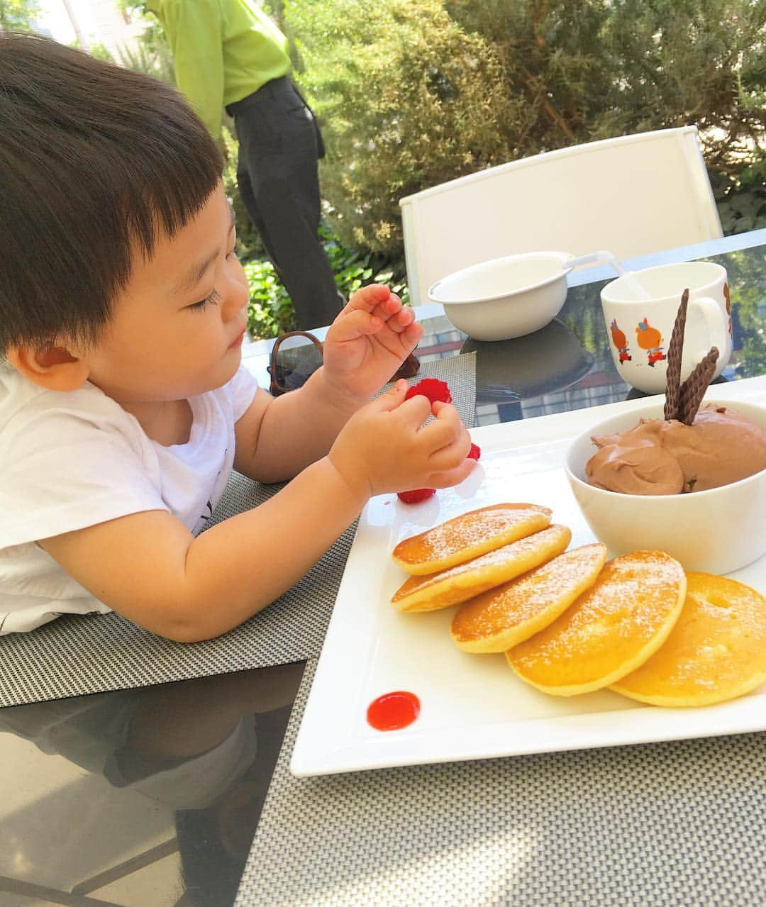 あびる優さんのインスタグラム写真 - (あびる優Instagram)「テラス席でのんびり☺️✨ この季節のテラスは気持ちー🎉✨ #family#daughter#love#cute#clover#brunch#sunnyday#happy#pancake#家族#娘#愛娘#愛しい#かわいい#癒し#四葉のクローバー#ブランチ#パンケーキ」5月29日 11時54分 - yuabiru74