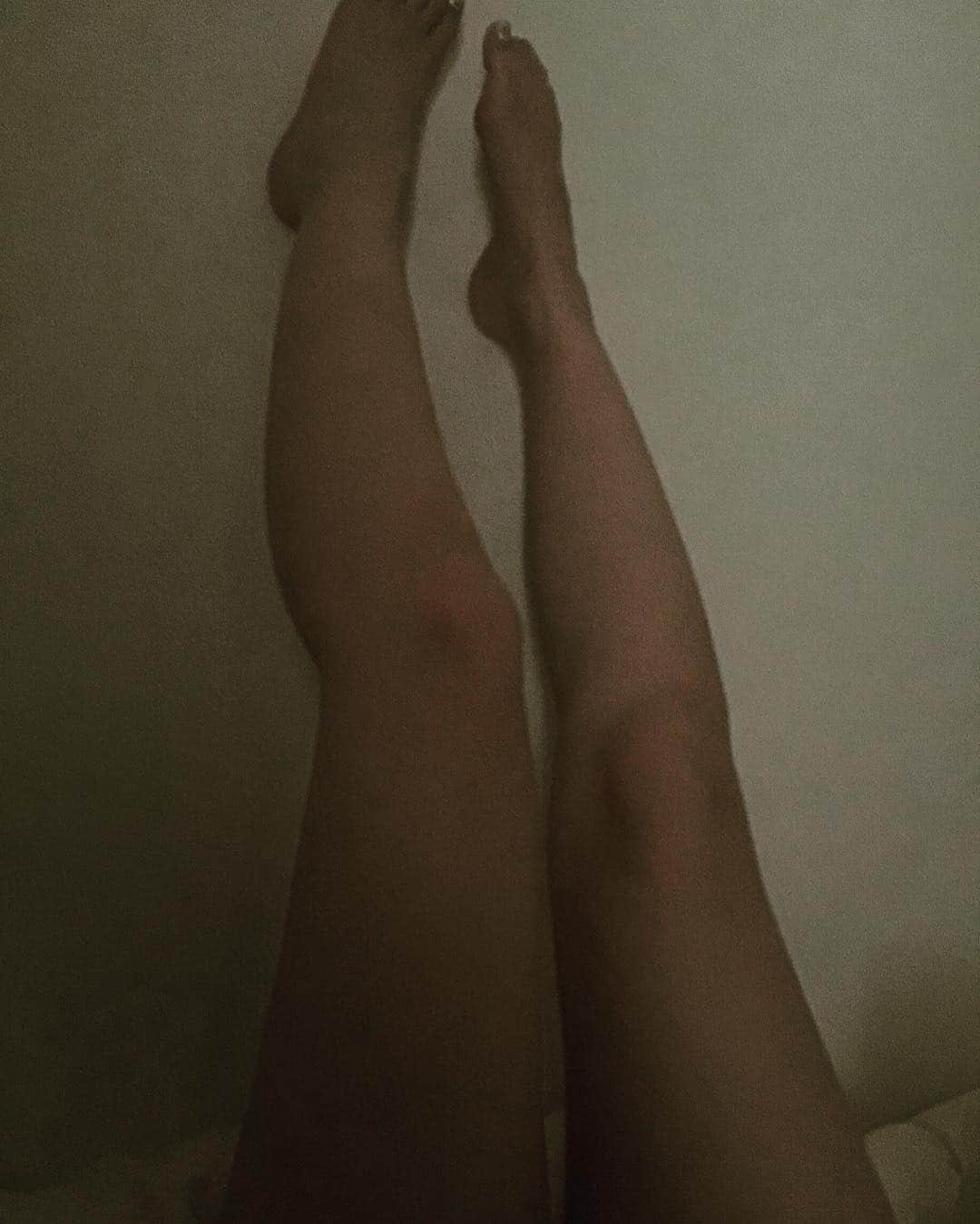 佐山愛のインスタグラム：「起きたら壁に足立て掛けてた。 浮腫みとるためによくこれやるけど 寝てる間もやってたなんて。笑 ・ ちょっとでも綺麗に見せようと思って つま先ピンてしたけど角度とか形はまんま。 壁に正面からじゃなく、ちょい斜めから 掛けてる感じが自分でも謎。」
