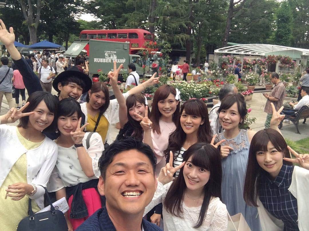 のインスタグラム：「昨日は、ご縁、ご縁でこーんなに競馬好き🏇が #東京競馬場 のローズガーデン前に集まりました🌹 * こんなことも、#日本ダービー ならではですね😉 * #ビタミンSお兄ちゃん  さん、#グリーンチャンネル #競馬タレント 東西の#キャスター の皆さんに混じらせて頂いて📸✨ #s2umajo #競馬女子 #競馬 #集合写真 #ダービー #G1 #Derby #Derbyday #umajo  #selfies #詩音スポーツ観戦記」