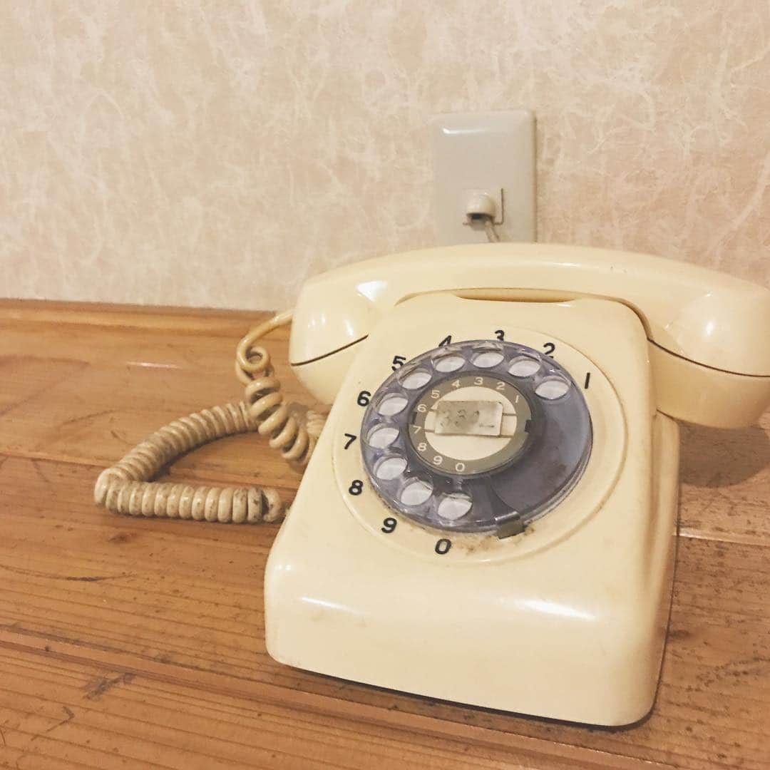 のインスタグラム：「20170529 黒があれば白があるんだって。白電話だ。」