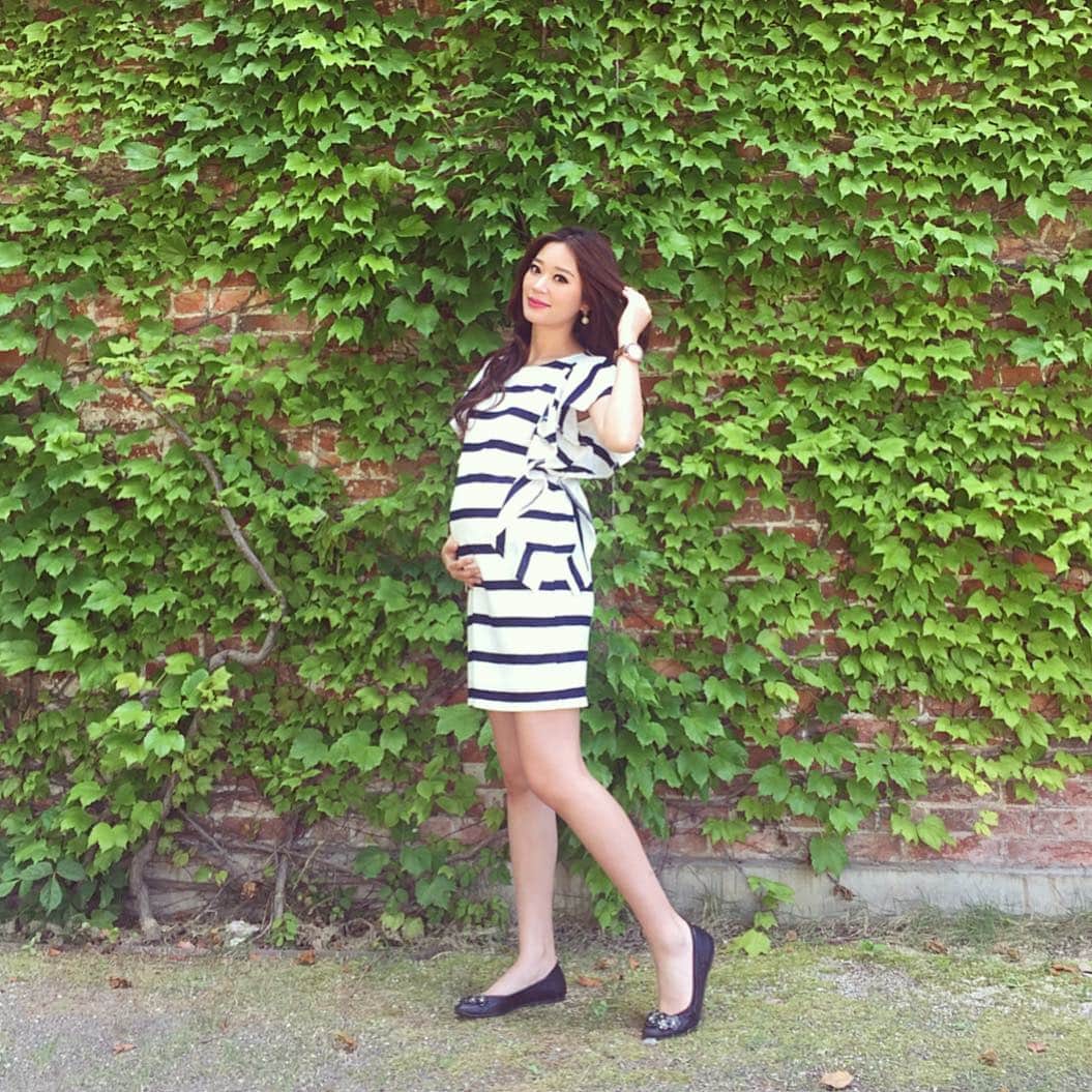 のインスタグラム：「即席マタニティフォト🤰📷 写メラマン by ピアーズ  最近お風呂上がりに大きくなったお腹見て「何かに似てるんだけど、なんだろう🤔？」って思ってたんだけど、アレだ💡 鳥獣戯画のカエル🐸笑 #green#plants#park#maternity#pregnant#mama#baby#summer#fashion#model#makeup#Japan#緑#植物#お散歩#公園#マタニティ#プレママ#妊婦#夏#ファッション#モデル#ワンピース#鳥獣戯画#カエル」