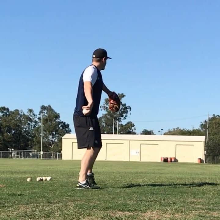 ドリュー・ネイラーのインスタグラム：「First day back throwing. 25 easy throws. 30 feet.  Every day I'm getting a little better. 💪⚾️」