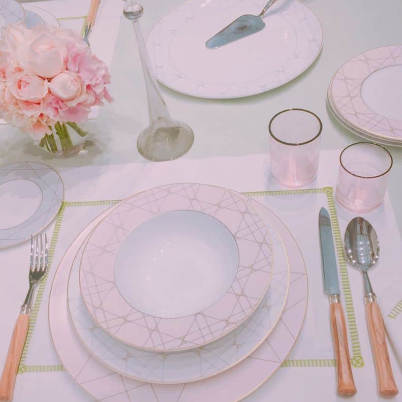 エリンコさんのインスタグラム写真 - (エリンコInstagram)「🍽 お家でもこんな可愛い食器を使いたいな💖 テーブルコーディネートとか考える好き♬*゜ 将来ホームパーティとかもしたいなー💖ゆめ広がる🙄🌈 #テーブルコーディネート#食器#pink#ピンク#お皿#Dior#ディオール#オシャレ#fashion#code」5月29日 14時41分 - erinko0315