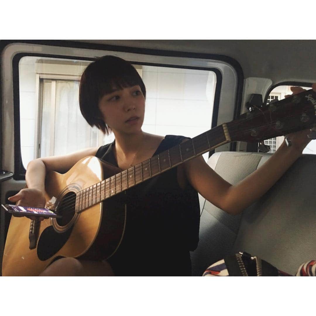 吉谷彩子さんのインスタグラム写真 - (吉谷彩子Instagram)「実はギター弾けたりして。ね。  あ、 最近またショートヘアーの頃のビズリーチが流れてます〜！ #ギター#ハイエース#狭い#笑 #ビズリーチ#見てね」5月29日 14時53分 - ayako_yoshitani