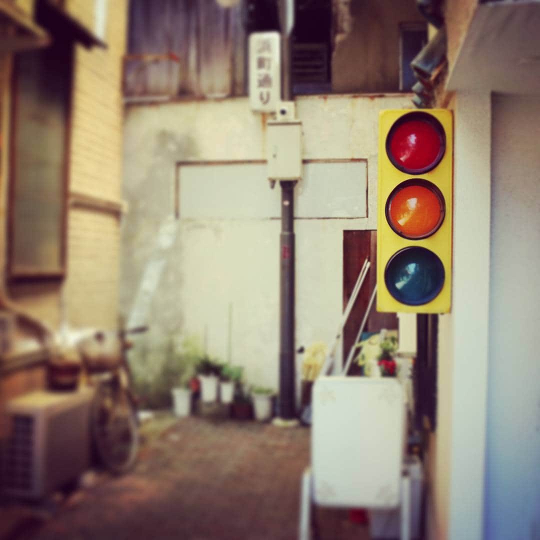 熱海市さんのインスタグラム写真 - (熱海市Instagram)「あたみ七不思議：路地裏に、信号機。  #熱海 #路地 #裏路地 #路地裏 #信号 #信号機 #atami #street #signal #japan #この先 #見たところ行き止まり #かと思いきや #実は道がある #謎 だらけのスポット #銀座町 にあるよ！」5月29日 15時48分 - atami_official