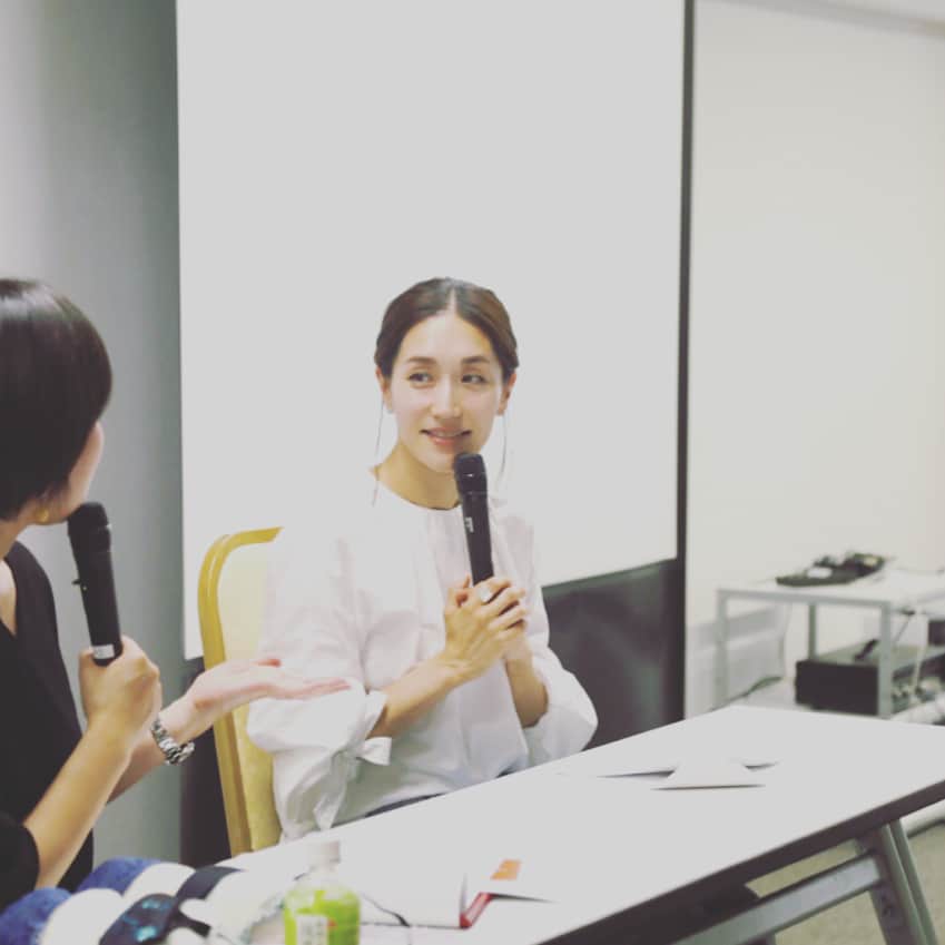 亀恭子のインスタグラム：「「AMO’S STYLE」  先日のこと。  全国のショップの店長の方向けの、FASHION STYLE LABO を開催しました。  Triumph のAMO'S STYLE @amosstyle_by_triumph  のWebサイトで展開している「AMO’S closet」を軸に、  シーズン毎にファッショントレンド講座。  今年で2年目に突入しました。  商品説明会の合間に、約1時間。 セールストークへの参考に、そして何よりお店に立つ皆さん自身が公私ともにファッションを楽しめるように^ ^  何気に自分も、  ファッションのまとめ。そして大勢の前でお話して〝伝える〟学びの場になってます。  何度やっても緊張で密かに汗ばみながらやってますがw  愛するファッションのお話は尽きないです♡ ⚫︎TOP http://www.amos-style.com/2017/ ●AMO'S closet http://www.amos-style.com/2017/closet/  #triumph #amosstyle #amoscloset #2017ss #summer #underwear #fashion #アモスタイル #話すときにマイクを顎につける癖 #緊張の震え防止w」