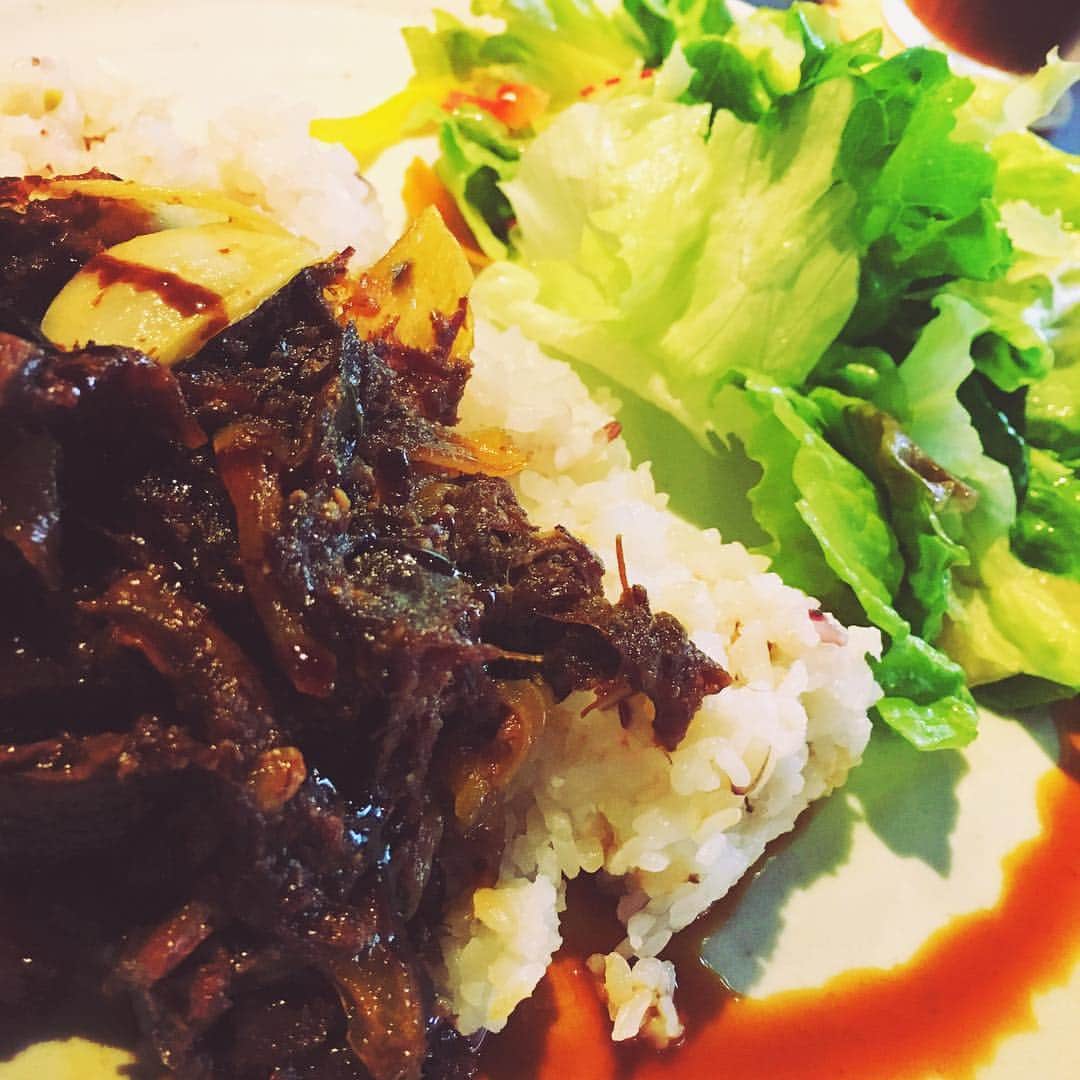 のインスタグラム：「近所で、どこのローストビーフ丼が1番美味しいか食べ比べようと思い入店。メニュー見て違うの頼んでしまう。#あるある #牛丼  #牛丼マン は存在した件 さすが#やなせたかし  #牛丼にしてはオシャレすぎる件 #熟成肉 #丼 じゃなく#プレート だろ！ #ランチ #ディナー どっち。」