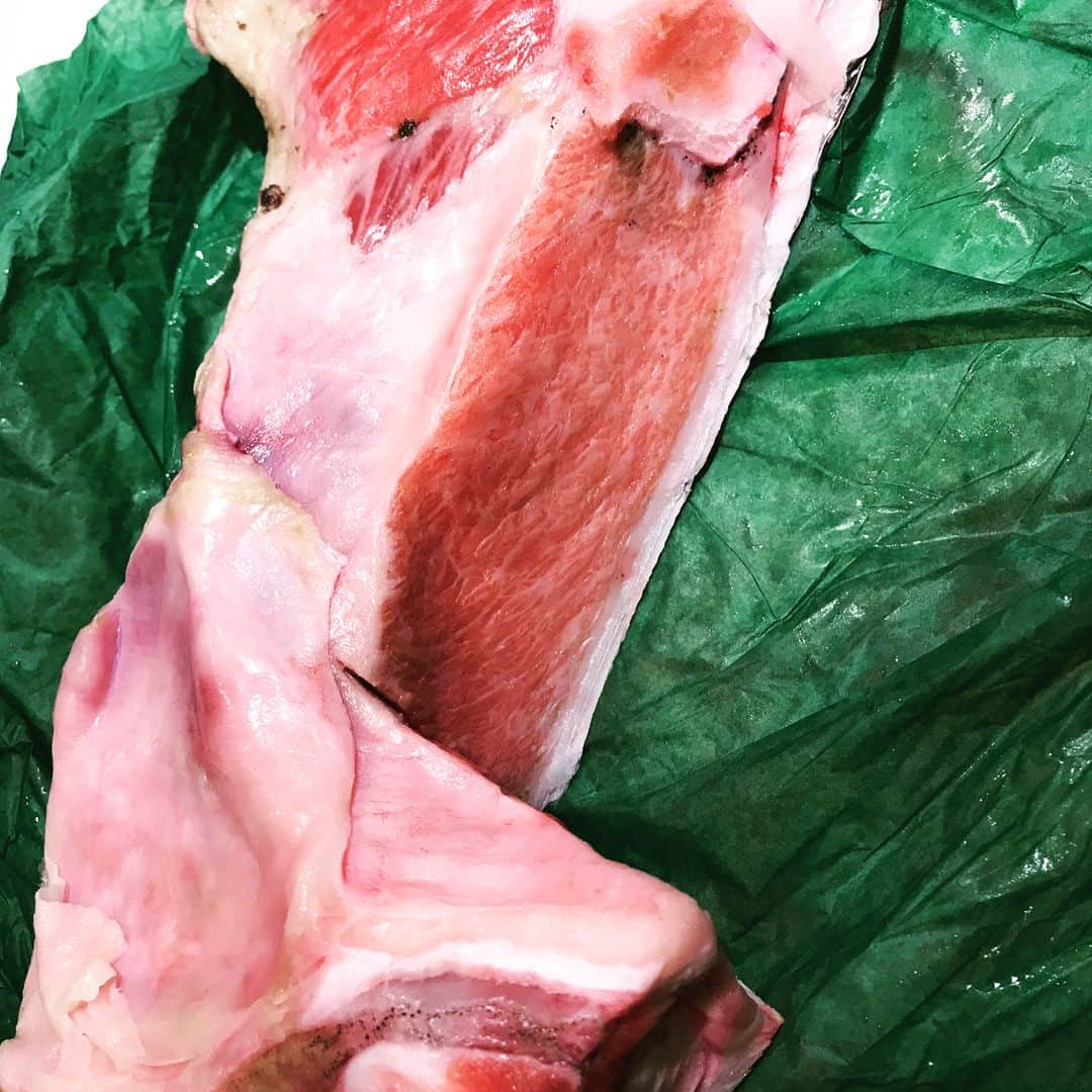 鮨処 然さんのインスタグラム写真 - (鮨処 然Instagram)「こんばんわ。  本日はマグロのカマトロが入荷しました。 かなり脂が乗っていますね。 コースの焼き物としてお出しする予定 です。シンプルに塩だけで焼くか、 タレ焼きにするか…  それと八角です。 なかなか珍しいお魚ですが、見た目の インパクトの割には白身でなかなか 味のある感じです。  完全予約制の当店ですが、 実は当日にお電話で頂いてからですと 大丈夫な時もあるのです。  確約は出来ないのですが、 「然のお寿司を食べたいなぁ」 という方もおられるかと思いますので ダメ元でご相談ください。  お待ちしております。  #鮨処然 #北新地 #西梅田 #寿司 #鮮魚 #sushi #日本酒 #sake」5月29日 17時03分 - sushidokoro_zen