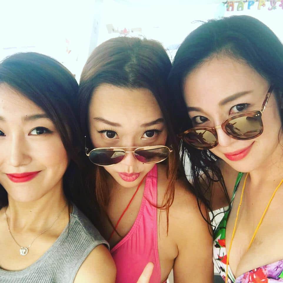 Nicole Chenのインスタグラム：「Epic Birthday party thank you @luxurysensationgroup for organising my 2nd  Birthday party! #yacht #fun #birthday #sunglass #women #bikini with @miya_asuka  and @liyann_seet @christxbelle」