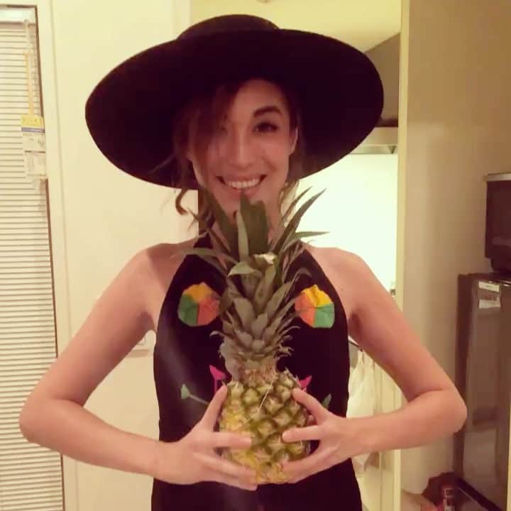 RisaWisteriaのインスタグラム：「気持ち悪過ぎて気に入った😂😂😂 #pinapple #dress #hat #brixton #家ではしゃぐ」