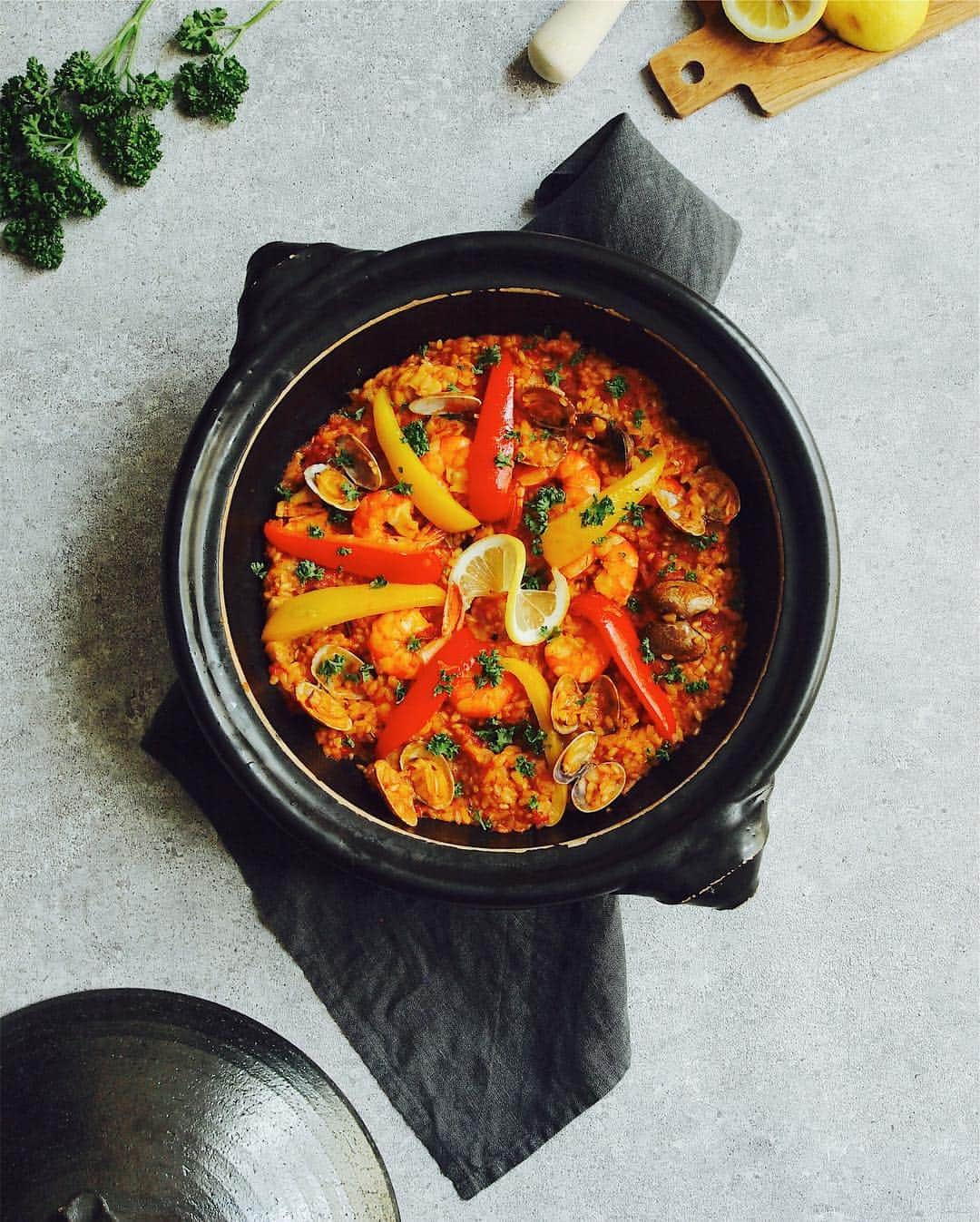 r i n aさんのインスタグラム写真 - (r i n aInstagram)「Japanese claypot paella. All the ingredients are from @bioral_utsubo . . ビオラルさんでお買い物した有機野菜やオーガニックの調味料、白ワインまで有機オーガニック認証のもの！で土鍋玄米パエリアを作りました。 お米はお店で精米していただいた宮崎県産ミルキークイーンを白米と玄米を混ぜて使っています。 土鍋の遠赤効果でお米はふっくら、魚介のうまみもたっぷりで美味しかったです。もちろんおこげも楽しめましたよ♩ . . 日頃、健康には気を使ってる方だと思っていましたがまだまだ摂取するものを改善できることを改めて知りました。こだわることってすごく楽しい♩ビオラルさん、近くにできないかなぁ✨ . . . #ビオラル  #bioral #onthetable #bioral_PR #ライフ #オーガニック #ナチュラル」5月29日 23時42分 - ___pinor